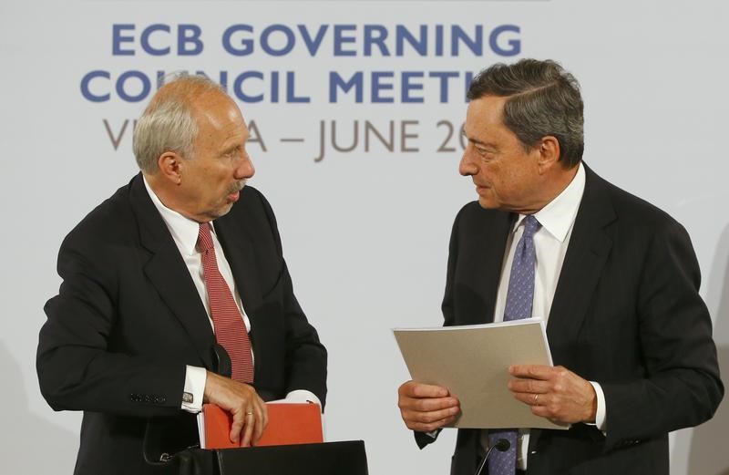 © Reuters. El BCE decidirá más adelante si sube tipos o pone fin a su programa de compras