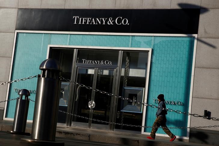 © Reuters. FILE PHOTO: A man walks past a boutique of the luxury jewelry retailer Tiffany & Co. in Beijing