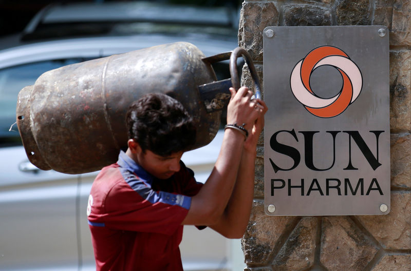 © Reuters. FILE PHOTO: A man carrying gas cylinder walks out of research and development centre of Sun Pharmaceutical Industries Ltd in Mumbai