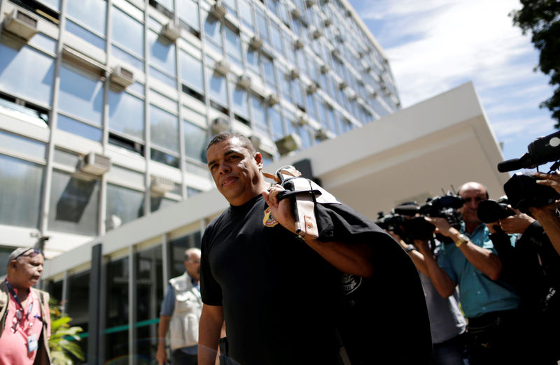 © Reuters. Agente da PF em frente ao Ministério da Agricultura em ação da operação Carne Fraca