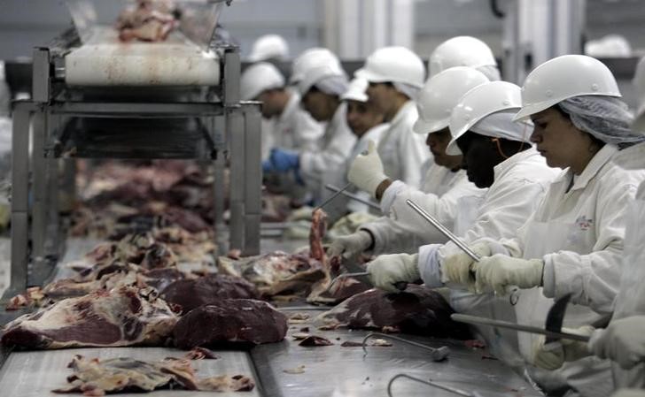 © Reuters. Trabalhadores de frigorífico em São Paulo