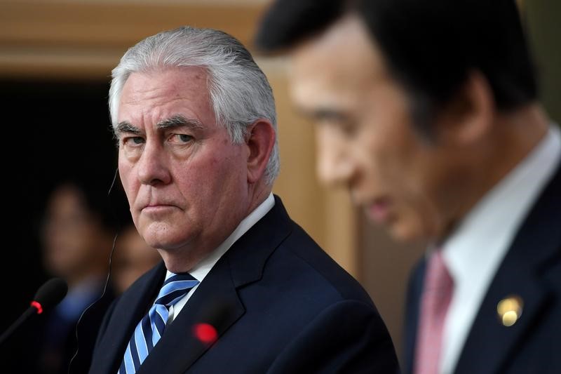 © Reuters. Secretário de Estado dos EUA, Rex Tillerson, observa chanceler da Coreia do Sul, Yun Byung-Se, durante entrevista coletiva em Seul