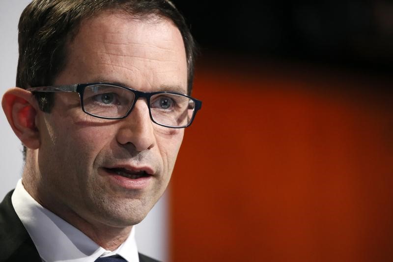 © Reuters. HAMON VOIT LA CROISSANCE À 2,4% EN 2018, LE CHÔMAGE À 5,8% EN 2022