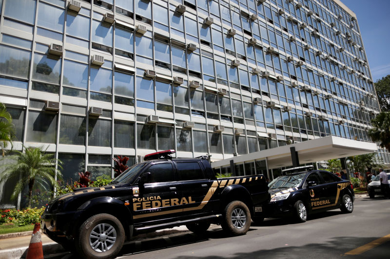 © Reuters. Carros da Polícia Federal em frente ao Ministério da Agricultura, em Brasília, durante operação Carne Fraca, da PF