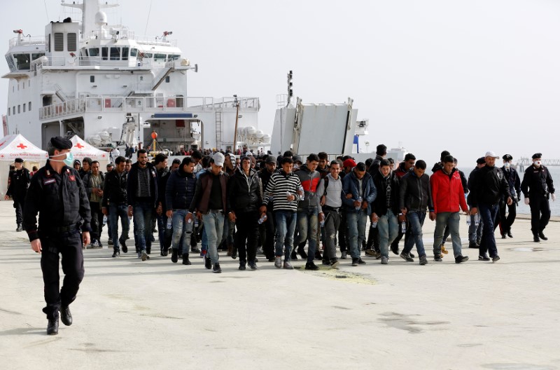 © Reuters. Migrants disembarks from Dattilo coast guard vessel in the Sicilian harbour of Augusta