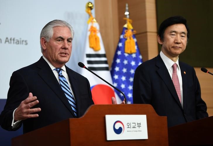 © Reuters. Госсекретарь США Рекс Тиллерсон (слева) на пресс-конференции в Сеуле