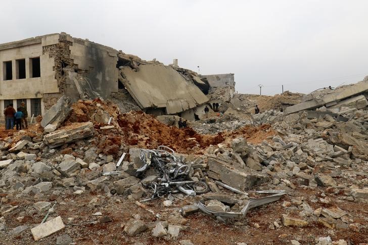 © Reuters. Mesquita danificada após ataque aéreo na vila de al-Jina, em Aleppo