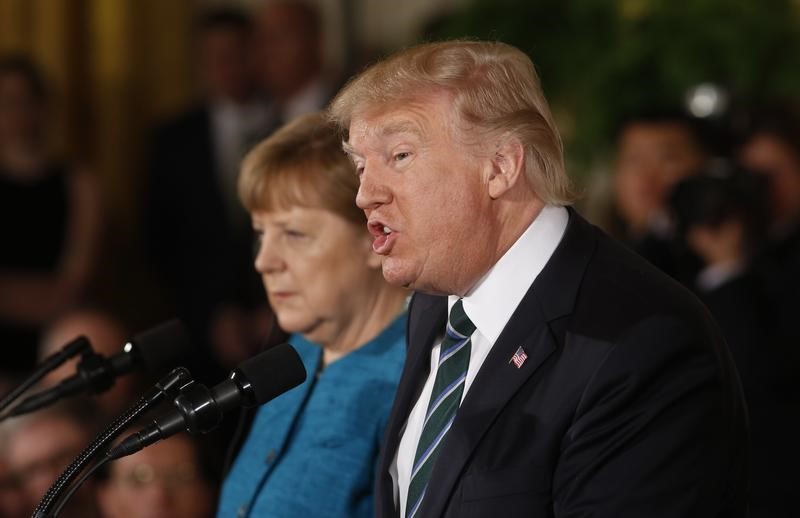 © Reuters. Presidente dos EUA, Donald Trump, e chanceler alemã, Angela Merkel concedem entrevista coletiva