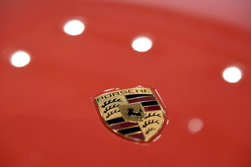 © Reuters. The logo of German carmaker Porsche AG is seen before the company's annual news conference in Stuttgart