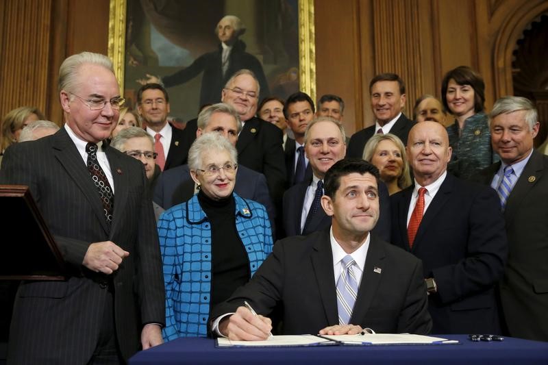 © Reuters. Ryan signs a bill repealing Obamacare at the U.S. Capitol in Washington