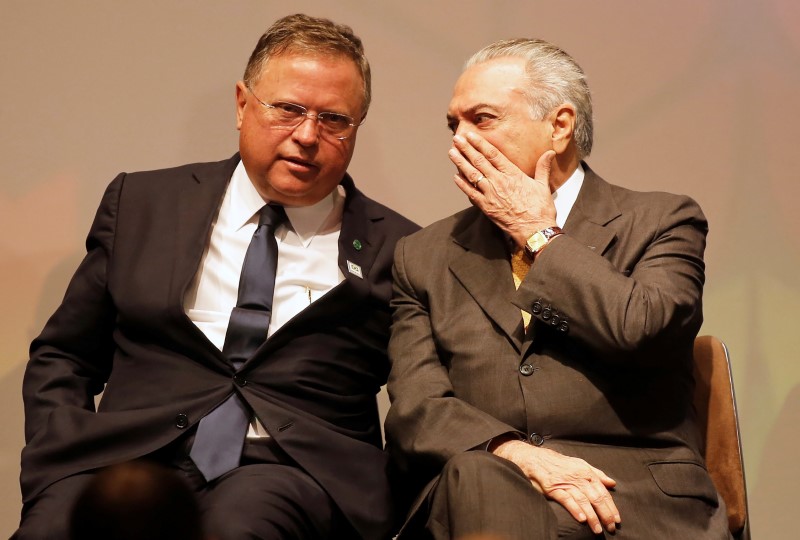 © Reuters. O Ministro da Agricultura, Blairo Maggi (esquerda), e o presidente brasileiro Michel Temer durante fórum de agricultura em São Paulo