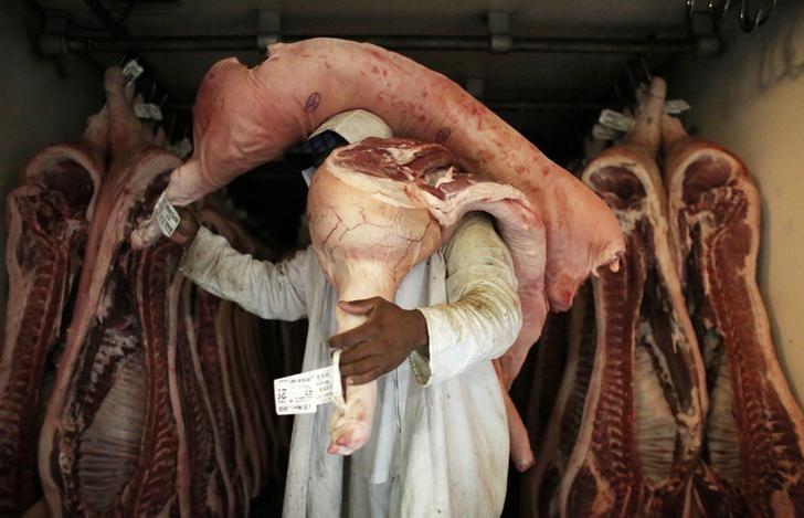 © Reuters. Funcionário carrega pedaços de carne em açougue de São Paulo