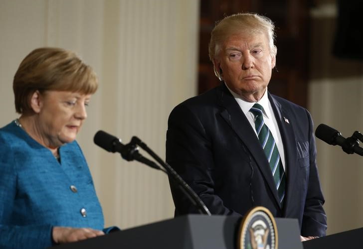 © Reuters. Trump e Merkel concedem entrevista em Washington