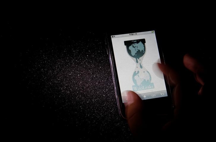 © Reuters. FILE PHOTO: Logo of the Wikileaks website is pictured on a smartphone in Tokyo