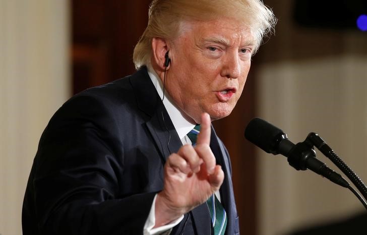 © Reuters. U.S. President Donald Trump speaks during a joint news conference with German Chancellor Angela Merkel in the East Room of the White House in Washington