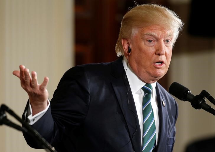 © Reuters. U.S. President Donald Trump speaks during a joint news conference with German Chancellor Angela Merkel in the East Room of the White House in Washington