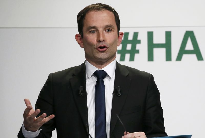 © Reuters. French Socialist party 2017 presidential candidate Benoit Hamon attends a news conference to present his election manifesto in Paris