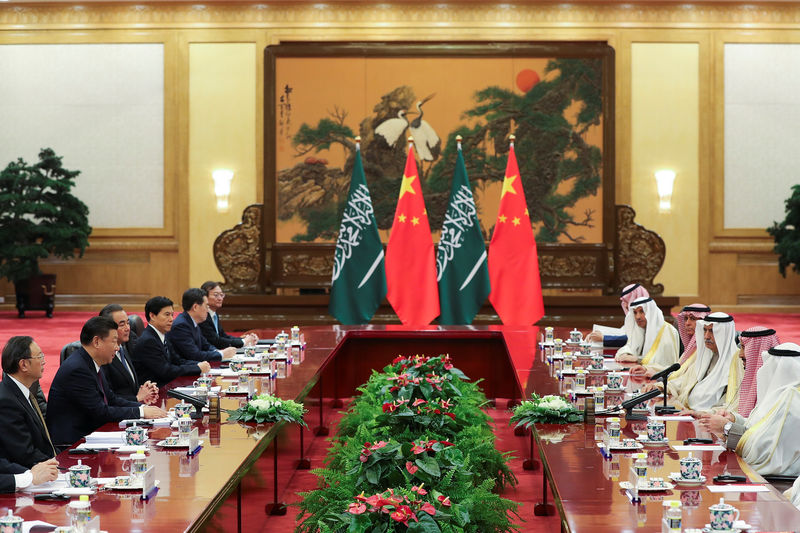 © Reuters. China's President Xi Jinping meets with Saudi Arabia's King Salman bin Abdulaziz Al-Saud at the Great Hall of the People in Beijing