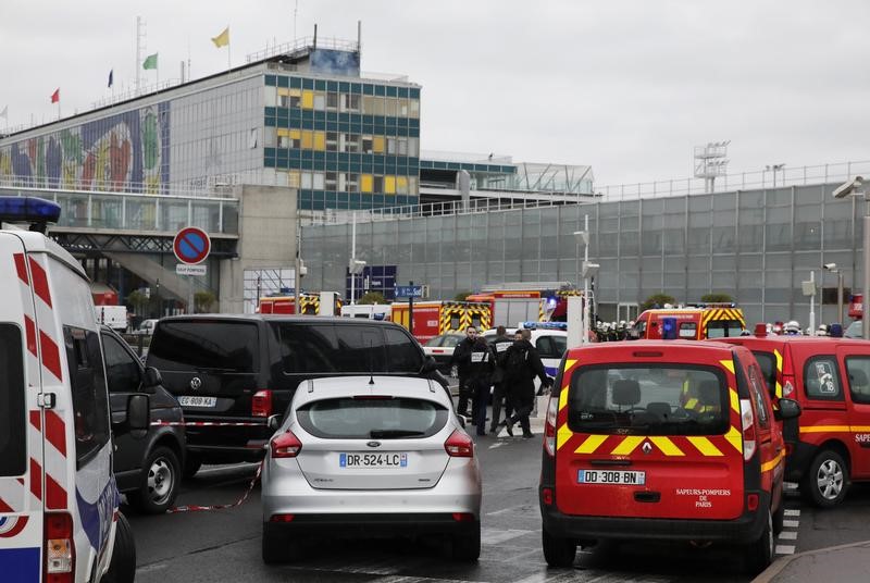 © Reuters. Abatido un hombre en el aeropuerto de Paris Orly tras arrebatar el arma a un soldado