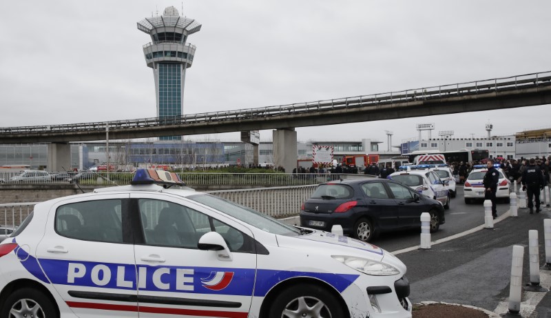 © Reuters. UN HOMME ABATTU À L'AÉROPORT D'ORLY