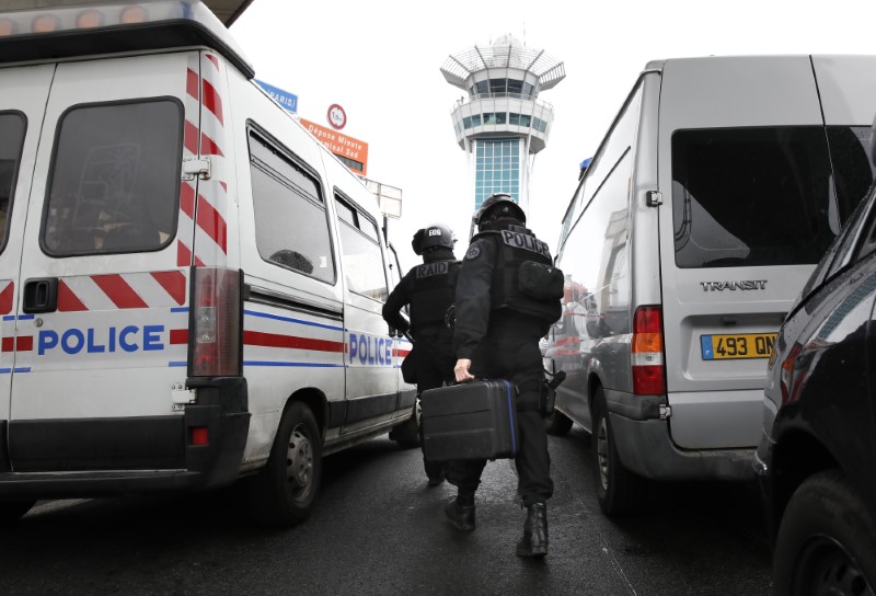 © Reuters. L'HOMME ABATTU À ORLY AVAIT AUPARAVANT BLESSÉ UN POLICIER