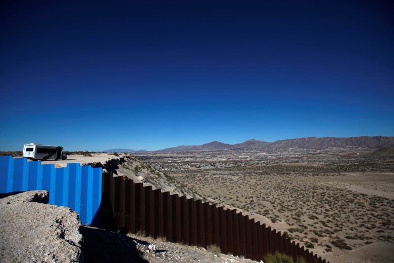 © Reuters. General view shows a newly built section of the U.S.-Mexico border fence at Sunland Park, U.S. opposite the Mexican border city of Ciudad Juarez