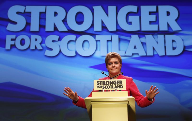 © Reuters. La ministra principal de Escocia y líder del Partido Nacionalista Escocés, Nicola Sturgeon, habla en la conferencia de su partido en Aberdeen.