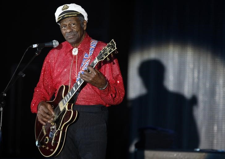 © Reuters. La eyenda del rock'n'roll Chuck Berry durante el concierto del Baile de la Rosa en Montecarlo, Mónaco.