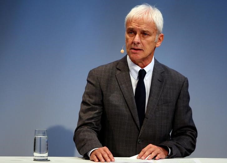 © Reuters. Volkswagen CEO Matthias Mueller gives a speech during the Handelsblatt Automotive Summit 2016 in Munich