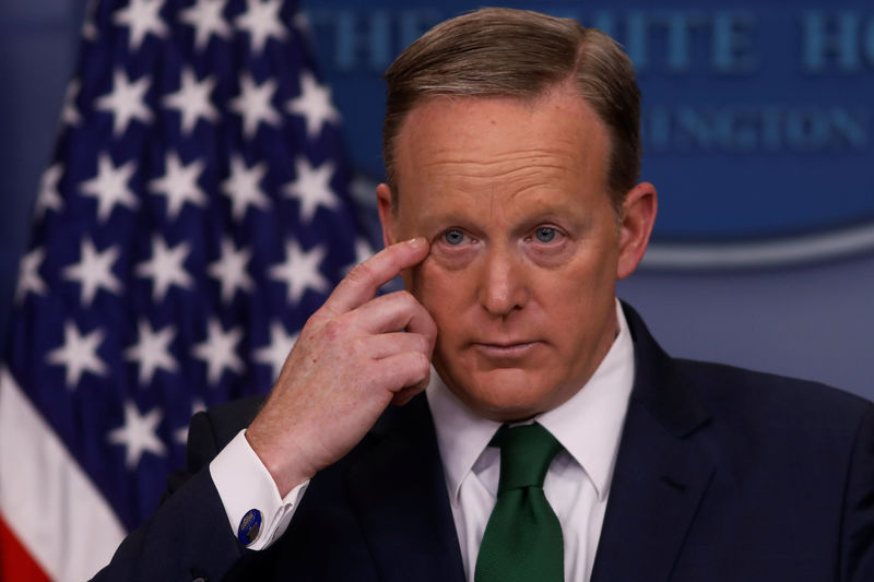 © Reuters. Spicer holds his daily press briefing at the White House in Washington