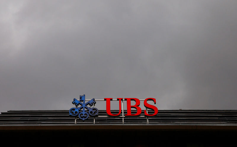 © Reuters. FILE PHOTO: The logo of Swiss bank UBS is seen in Zurich