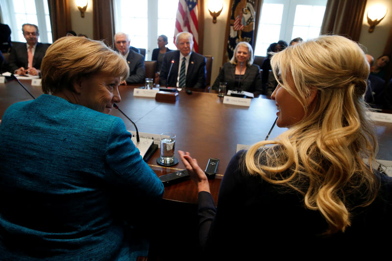 © Reuters. Merkel and Ivanka Trump speak during a roundtable discussion between Trump and German and U.S. business leaders on vocational training at the White House in Washington