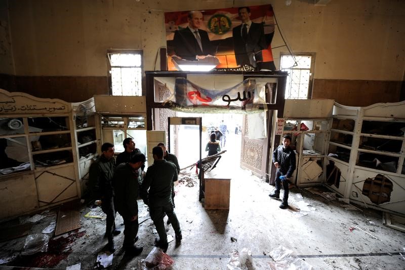 © Reuters. Fuerzas del gobierno sirio y rebeldes se enfrentan en la periferia de Damasco: grupo de monitorización