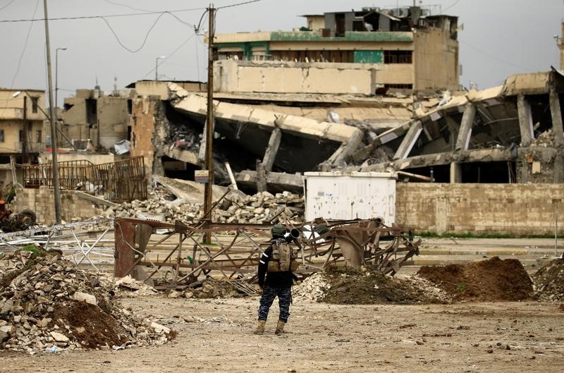 © Reuters. Fuerzas iraquíes se acercan a simbólica mezquita en Mosul mientras los residentes huyen