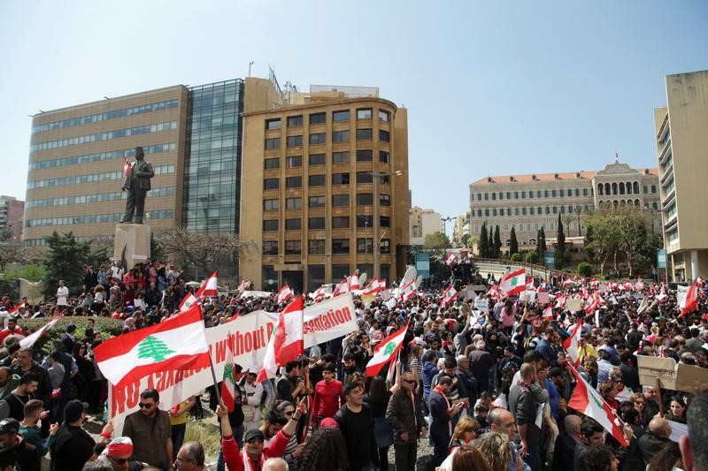 © Reuters. مئات المتظاهرين اللبنانيين يحتجون على زيادات ضريبية مقترحة