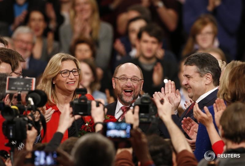 © Reuters. El SPD elige a Schulz como líder del partido y rival de Merkel