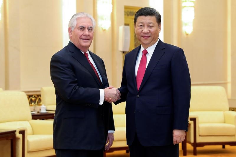 © Reuters. Chinese President Xi Jinping shakes hands with U.S. Secretary of State Tillerson before their meeting at at the Great Hall of the People