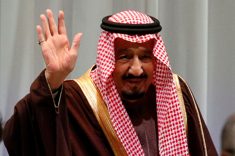 © Reuters. Saudi King Salman bin Abdulaziz Al-Saud waves as he attends Saudi-Japan Vision 2030 Business Forum in Tokyo