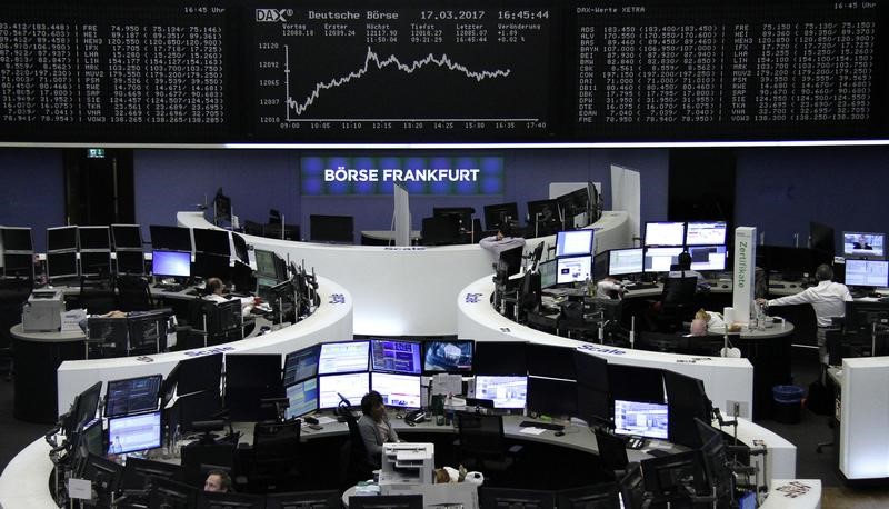 © Reuters. Las bolsas europeas retroceden de un máximo de 15 meses, bancos y crudo caen