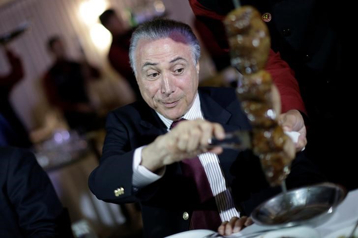 © Reuters. Presidente Michel Temer em churrascaria após encontro com diplomatas em Brasília