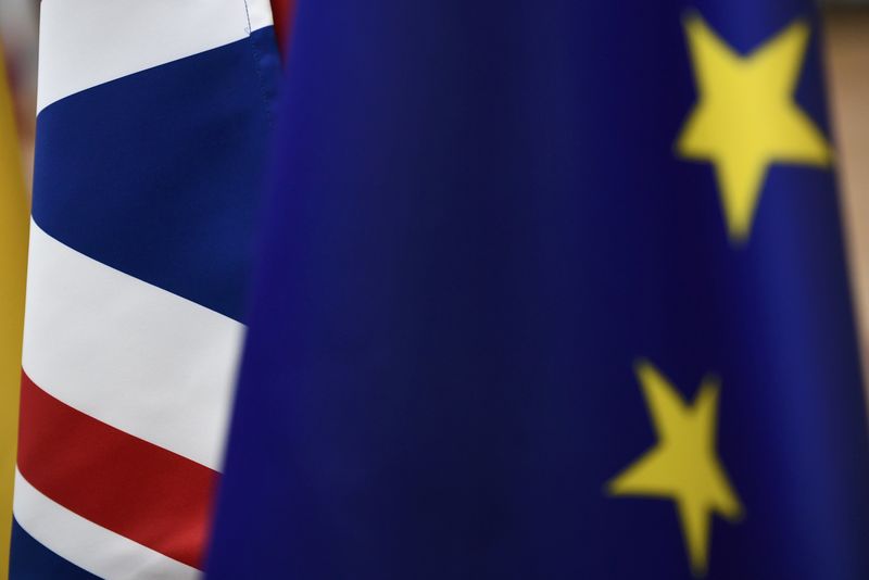 © Reuters. Britain's Union flag and the European flag on display ahead of the EU summit in Brussels