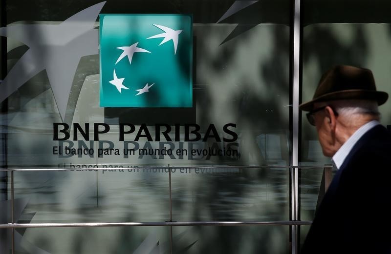 © Reuters. Мужчина у отделения банка BNP Paribas в Мадриде