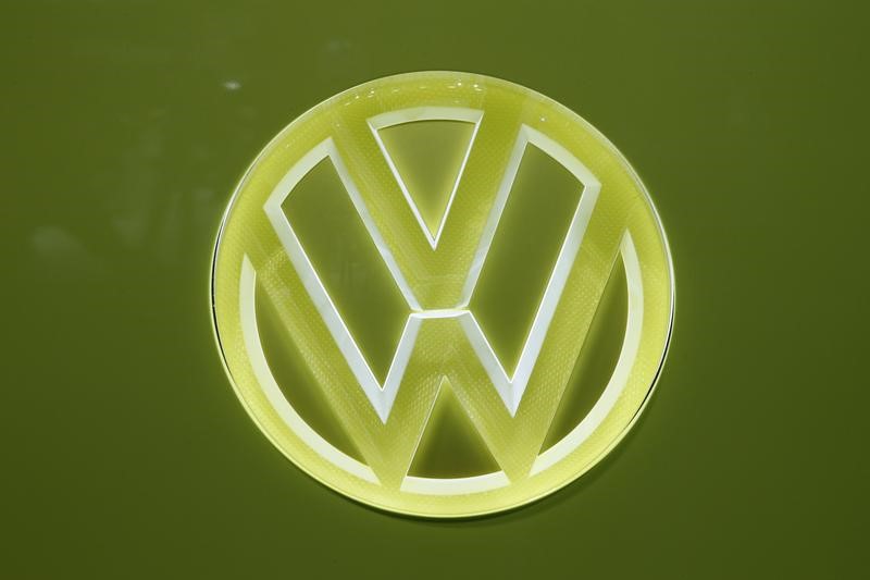 © Reuters. The Volkswagen logo is seen during the 87th International Motor Show at Palexpo in Geneva