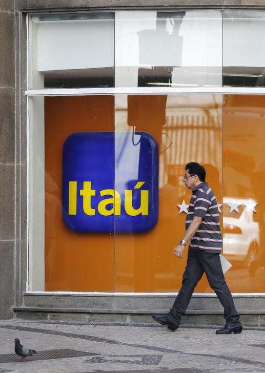 © Reuters. Um homem passa em frente de uma filial do Itaú no Rio de Janeiro