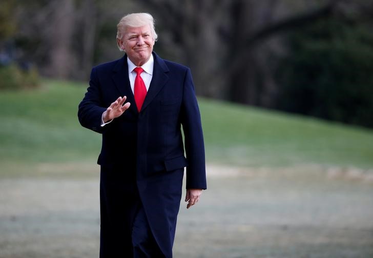 © Reuters. U.S. President Donald Trump waves as walks from Marine One upon his return to the White House in Washington