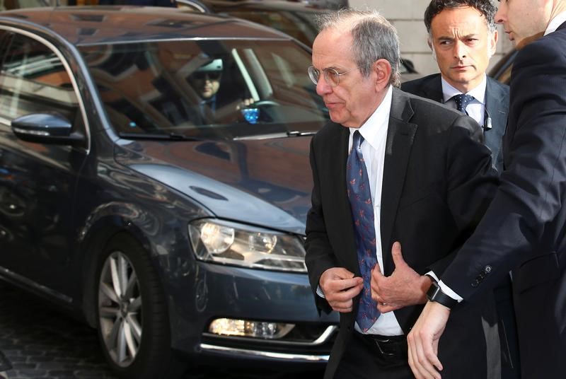 © Reuters. Italian Finance Minister Pier Carlo Padoan arrives at a meeting of the ruling Democratic Party in Rome
