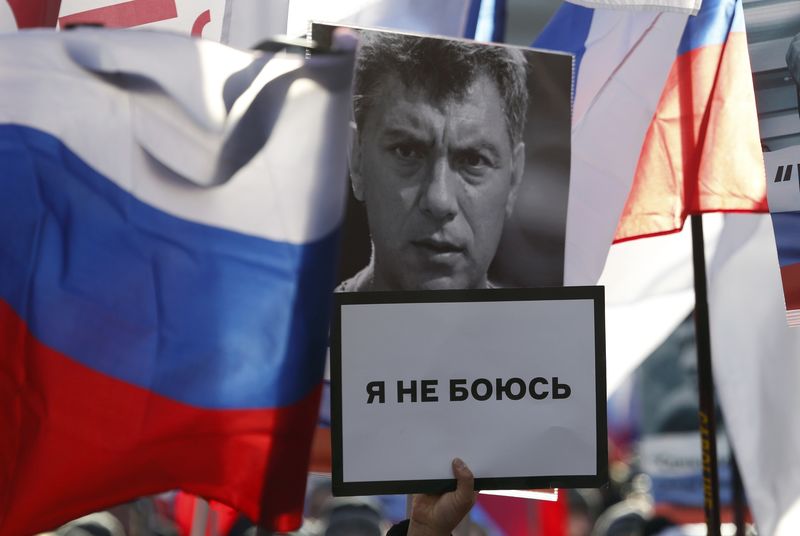 © Reuters. FILE PHOTO: People commemorate Russian opposition politician Nemtsov on first anniversary of his murder in Moscow