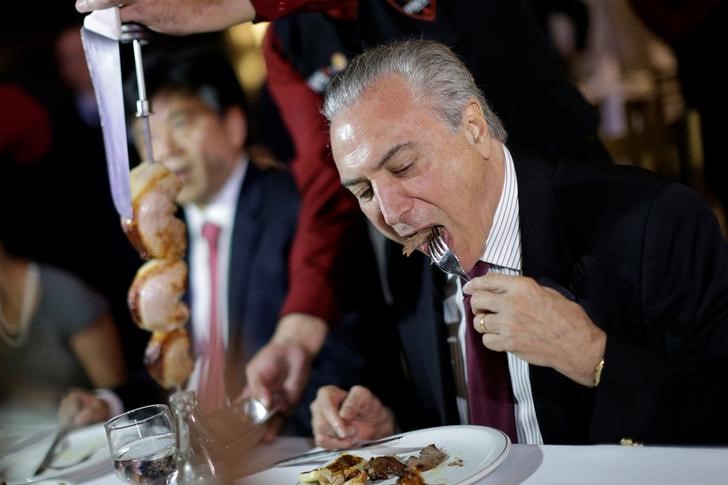 © Reuters. Presidente Michel Temer em churrascaria após encontro com embaixadores em Brasília