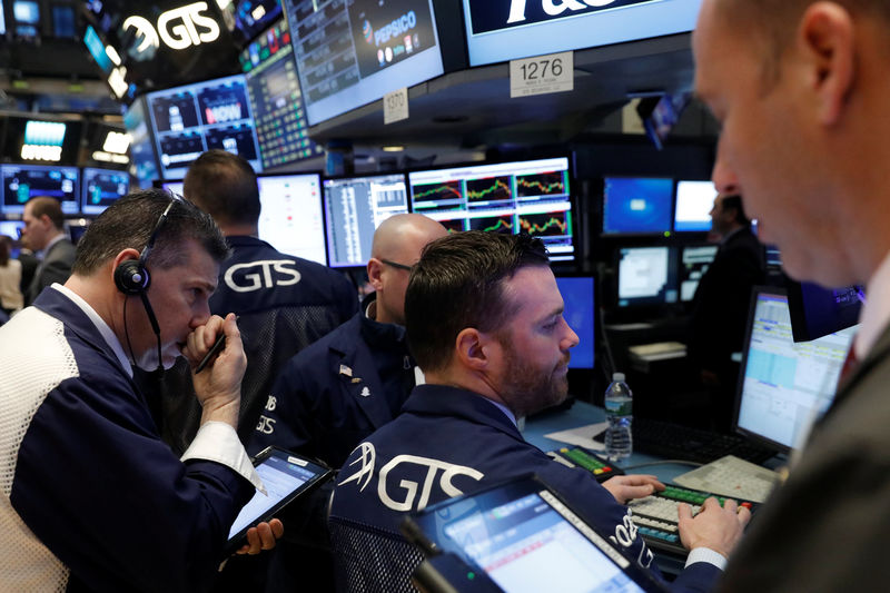 © Reuters. Traders work on the floor of the NYSE