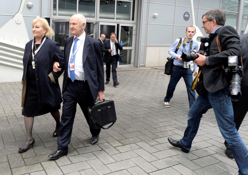 © Reuters. FILE PHOTO - Piech, chairman of the supervisory board of German carmaker Volkswagen and his wife Ursula, member of the board of VW, arrive at the annual shareholders meeting in Hanover